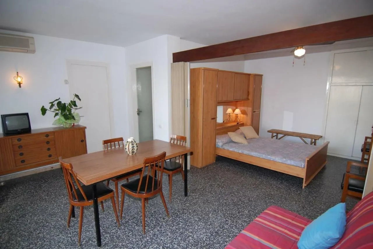 Alexis Basic Apartment Salou Spain
